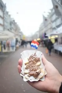 פנקייק מיני נוטלה בשם "Poffertjes" בשוק הרחוב Albert Cuypmarkt באמסטרדם