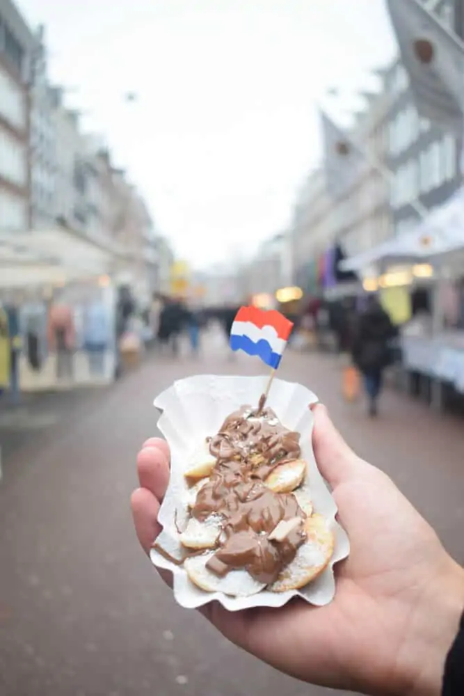 פנקייק מיני נוטלה בשם "Poffertjes" בשוק הרחוב Albert Cuypmarkt באמסטרדם