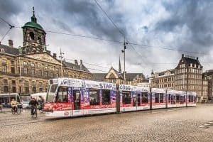 איך להוזיל את הנסיעה בתחבורה הציבורית באמסטרדם