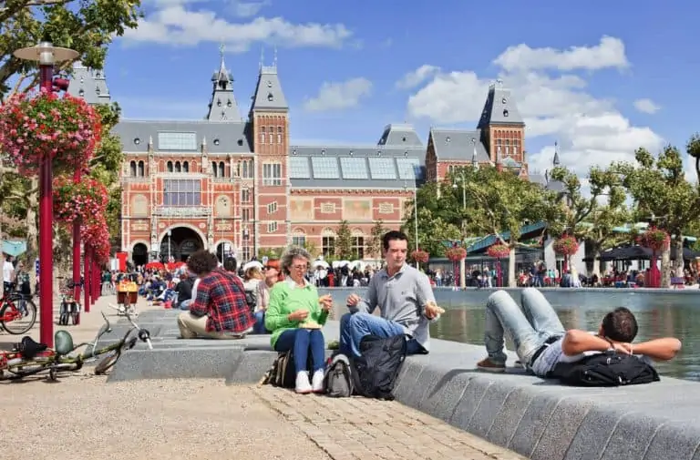 אנשים יושבים בכיכר המוזיאון ליד מוזיאון היהלומים