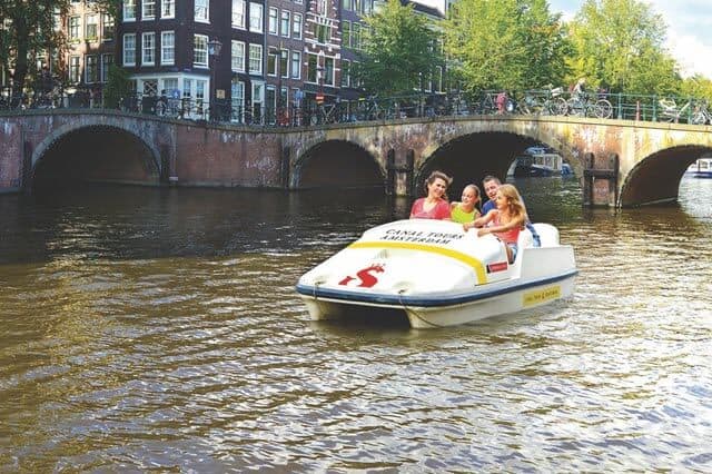 שייט בסירת פדלים בתעלות אמסטרדם