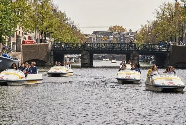 השכרת סירת פדלים באמסטרדם Pedal Boat Amsterdam