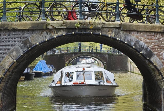סירת און הופ אוף היא דרך מצוינת להכיר את אמסטרדם