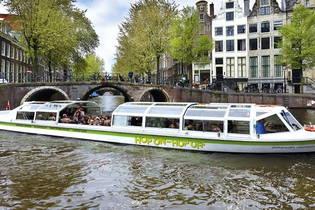 סירת הופ און הופ אוף - שייט המוזיאונים של אמסטרדם