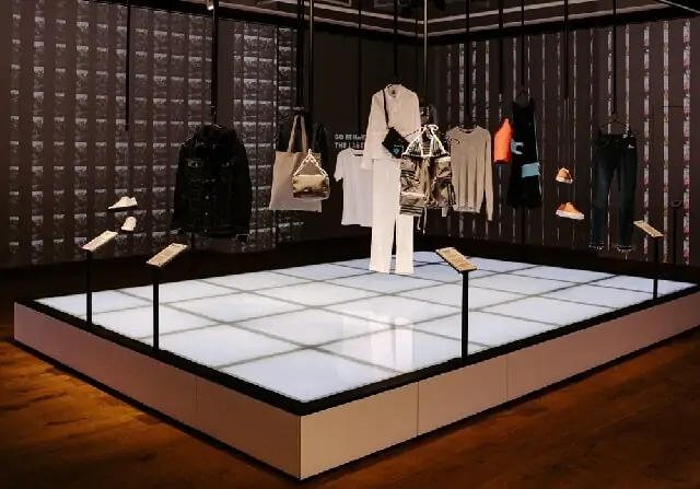 סיור מודרך במוזיאון האופנה באמסטרדם זהו הסיור האינטראקטיבי הראשון בעולם לחדשנות אופנה עכשווית