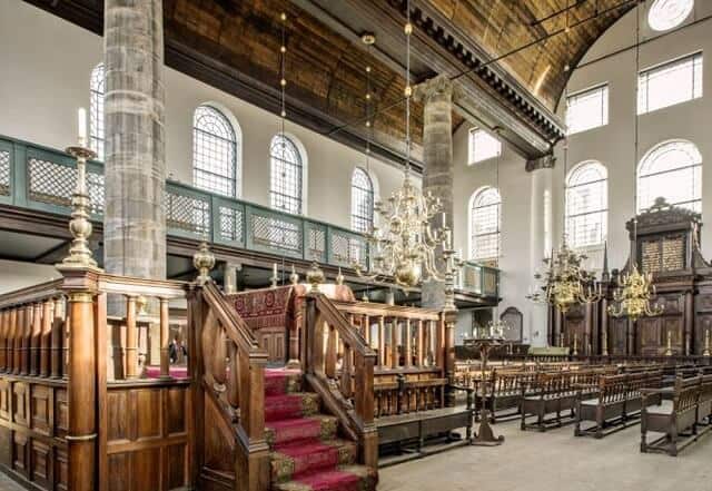 הקהילה היהודית באמסטרדם היא אטרקציה עבור תיירים מכל העולם 