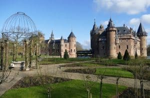 מעטות הטירות בהולנד אשר יכולות להשתוות לטירת דה האר