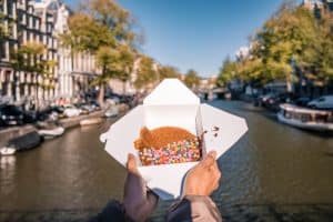 Stroopwafel באמסטרדם - אוכל הולנדי טיפוסי - שתי חתיכות עגולים של וופל במילוי סירופ דמוי קרמל