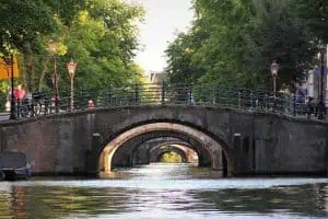 קשת התעלות של אמסטרדם נפרשת על פני שטח של ארבעה עשר קילומטרים