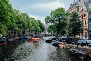 קשת התעלות של אמסטרדם נפרשות בכל מרכז העיר
