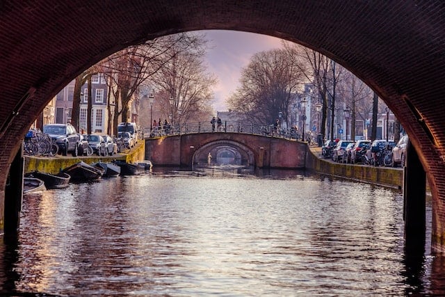 אמסטרדם בנויה כולה סביב התעלות המכילות אותה.