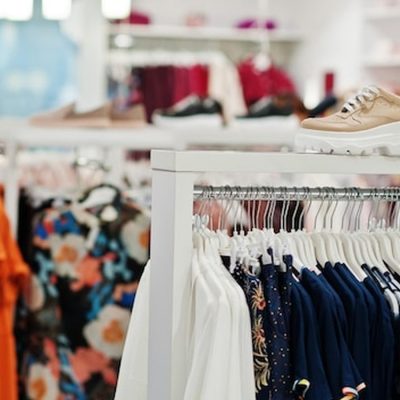 מדפי בגדים צבעוניים בחנות אופנה - פריימרק (Primark) בהולנד