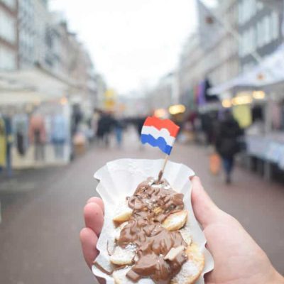 פנקייק מיני נוטלה בשם "Poffertjes" בשוק הרחוב Albert Cuypmarkt באמסטרדם